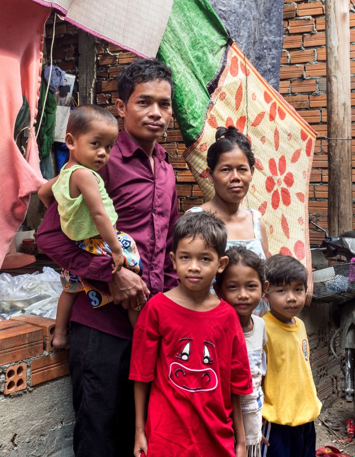 Famille dans les bidonvilles de Phnom Penh