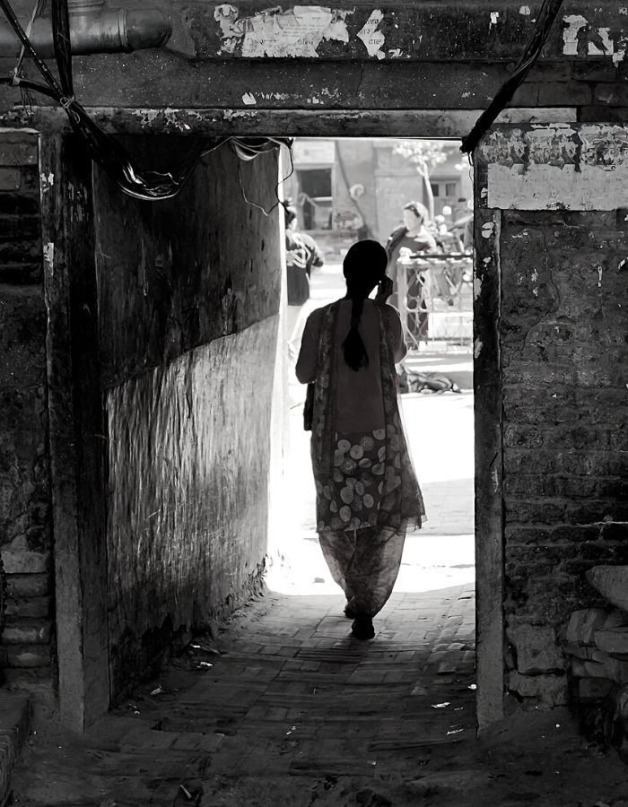 Une femme dans les rues au Népal