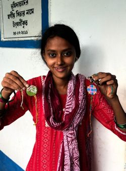 Une jeune formée en Inde sur la fabrication de bijoux recyclés